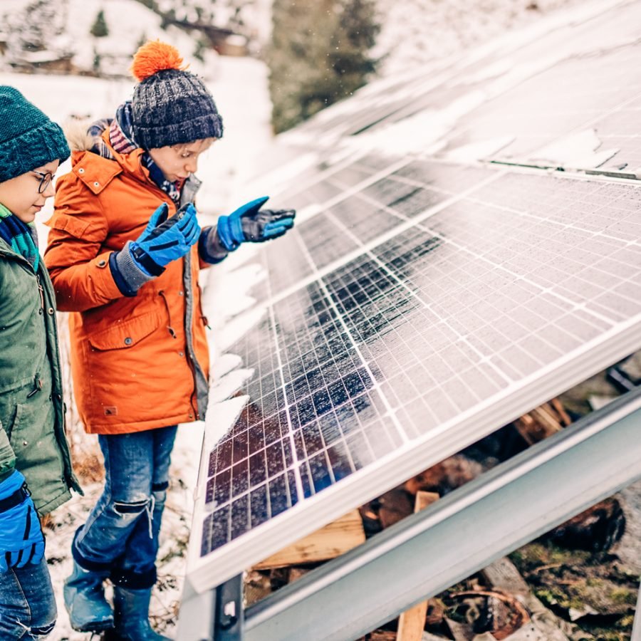 To gutter lærer om solcellepanel